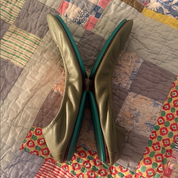 Tieks Flats in Olive Green: Size 7 - Picture 5 of 9